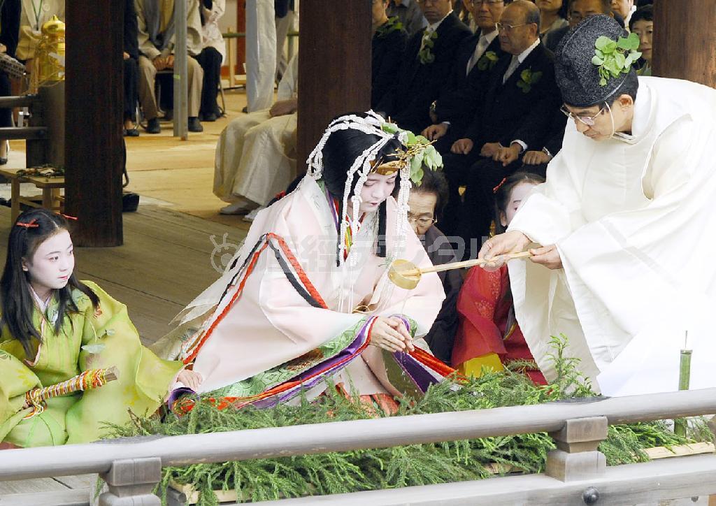 「葵祭」のヒロインとなる斎王代が身を清める「御禊の儀」で、水を神主から手にかけてもらう斎王代の白井優佐さん（中央）。５月１５日に行われる葵祭をはじめ、多くの伝統行事を受け継いできた京都府と京都市は、文化庁や観光庁の誘致を働きかけている＝２０１５年５月４日午前、京都市左京区・下鴨神社（共同）