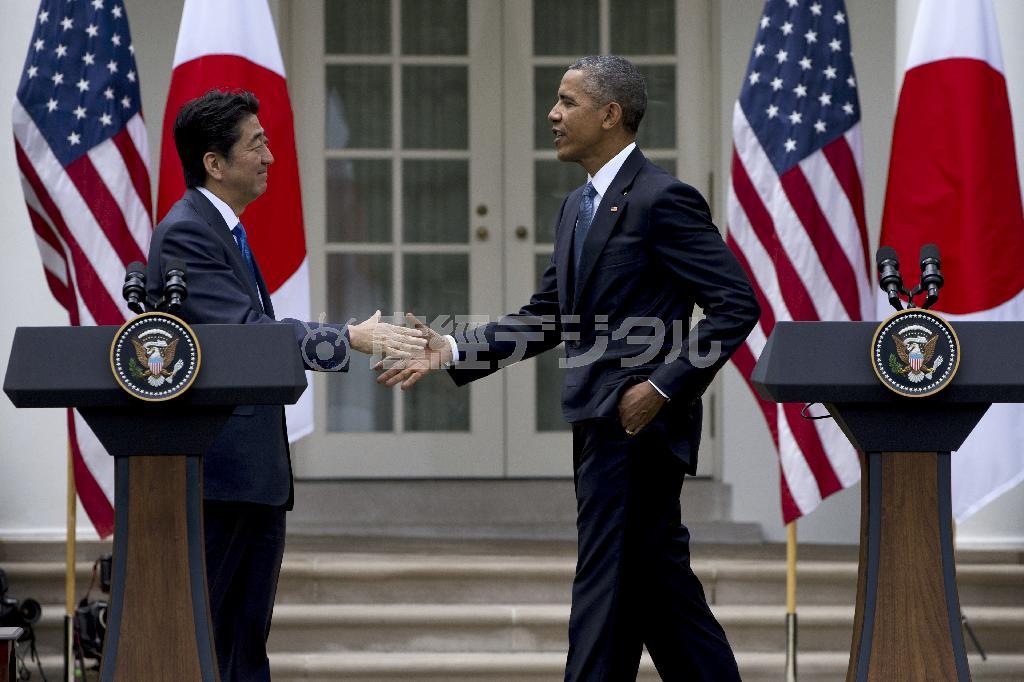 ホワイトハウスでの共同記者会見を終え、握手する安倍晋三（しんぞう）首相（左）とバラク・オバマ米大統領。両首脳が「希望の同盟」の絆を確認した意義は限りなく大きい＝２０１５年４月２８日、米国・首都ワシントン（ＡＰ）