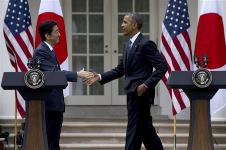 ホワイトハウスでの共同記者会見を終え、握手する安倍晋三（しんぞう）首相（左）とバラク・オバマ米大統領。両首脳が「希望の同盟」の絆を確認した意義は限りなく大きい＝２０１５年４月２８日、米国・首都ワシントン（ＡＰ）