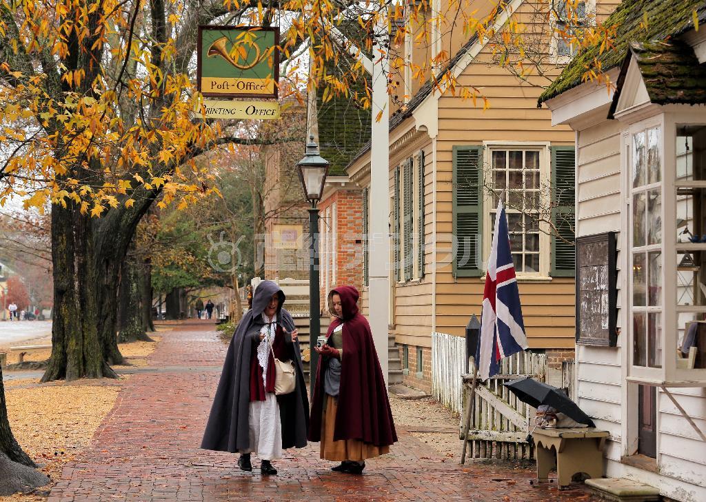 １８世紀の町並みを再現した博物都市「コロニアル・ウィリアムバーグ」の目抜き通りにはコロニアル様式の建物が並び、英国旗のユニオンジャックが立てられていた＝２０１４年１１月２７日、米バージニア州ウィリアムズバーグ（早坂洋祐撮影）