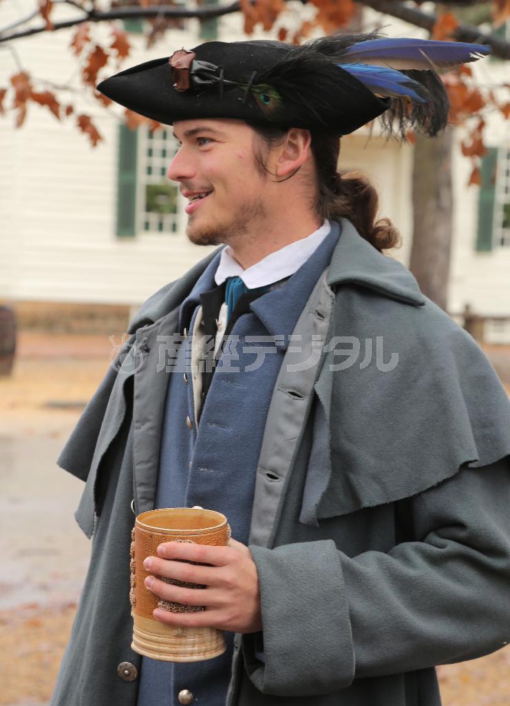 住民を演じる人たちは１８世紀当時の服を着て、イギリス訛りの英語を話す。数十家族が実際にこの町で生活している＝２０１４年１１月２７日、米バージニア州ウィリアムズバーグ（早坂洋祐撮影）