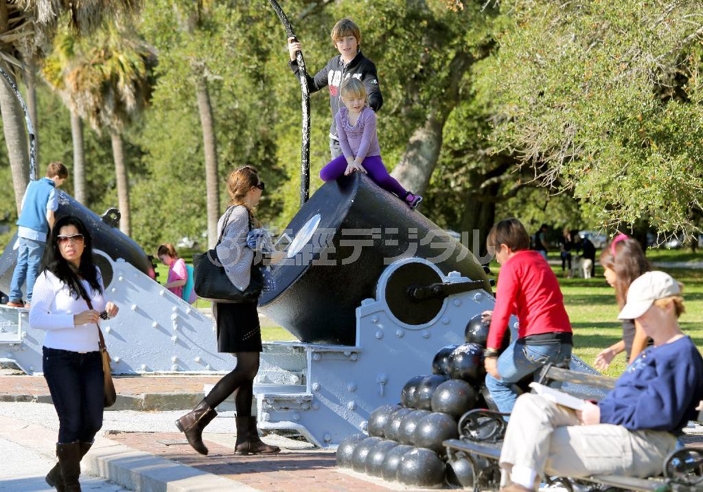 ホワイトポイント公園に置かれている古い大砲で遊ぶ子供たち。市内では、南北戦争の名残がいくつも見られる＝２０１４年１１月３０日、米サウスカロライナ州チャールストン（早坂洋祐撮影）