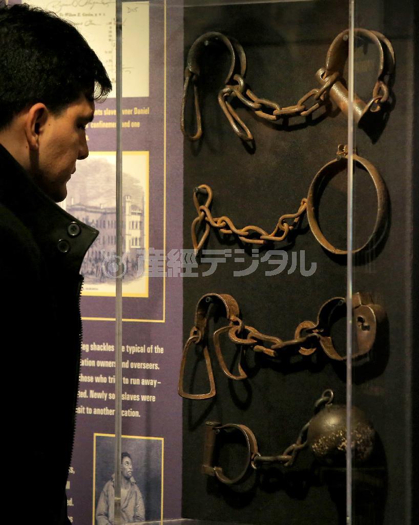 奴隷市場だった建物を利用した博物館に展示されている奴隷の足かせ。１７世紀から１９世紀にかけて黒人奴隷はプランテーションの貴重な労働力だった＝２０１４年１１月２９日、米サウスカロライナ州チャールストン（早坂洋祐撮影）