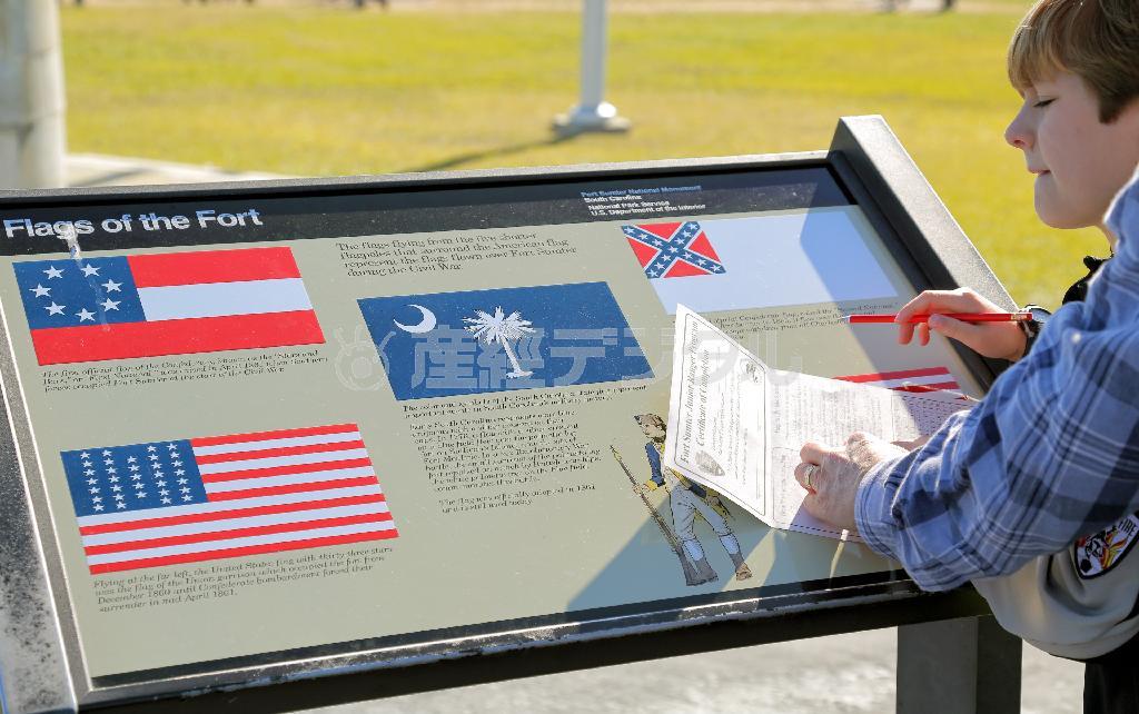 チャールストン沖のサムター要塞で、サウスカロライナ州旗や南部連合旗などの説明を読む観光客＝２０１４年１１月２９日、米サウスカロライナ州（早坂洋祐撮影）