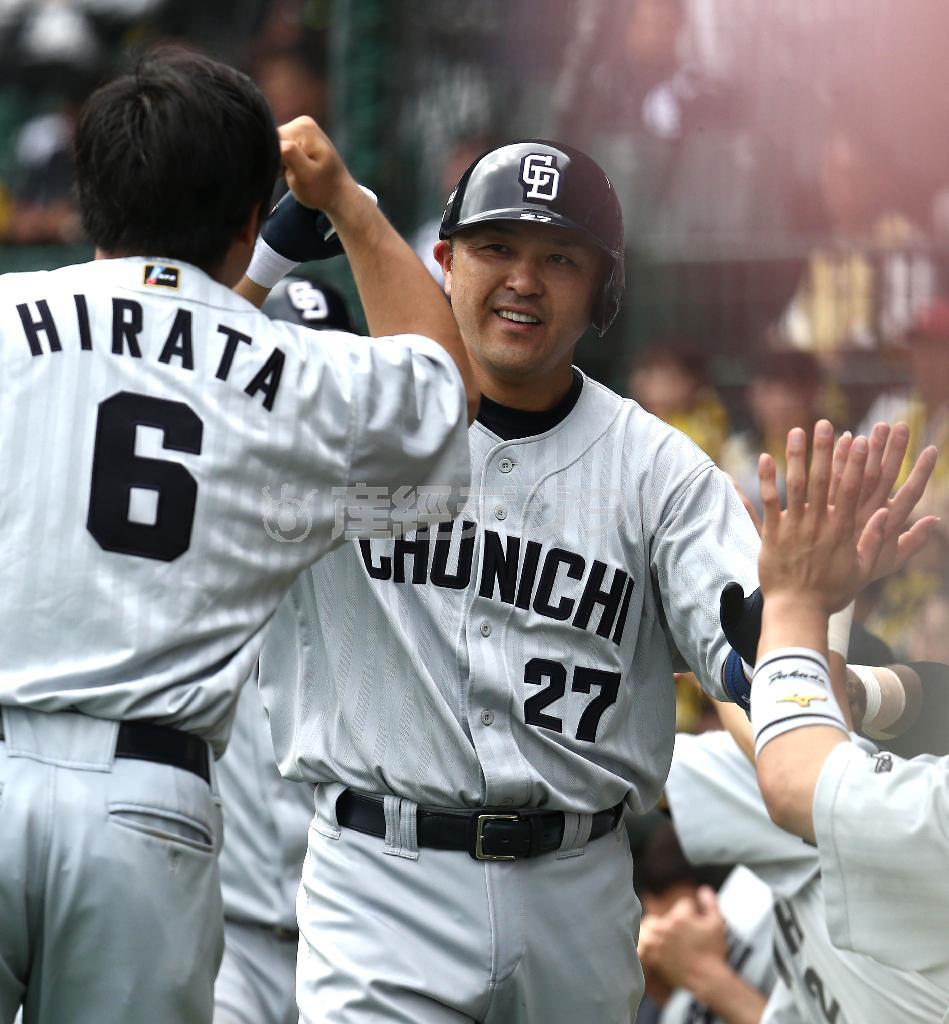 四回、３点本塁打を放った谷繁元信（たにしげ・もとのぶ）選手兼任監督（中央）＝２０１５年５月４日、兵庫県西宮市・甲子園球場（岡田亮二撮影）