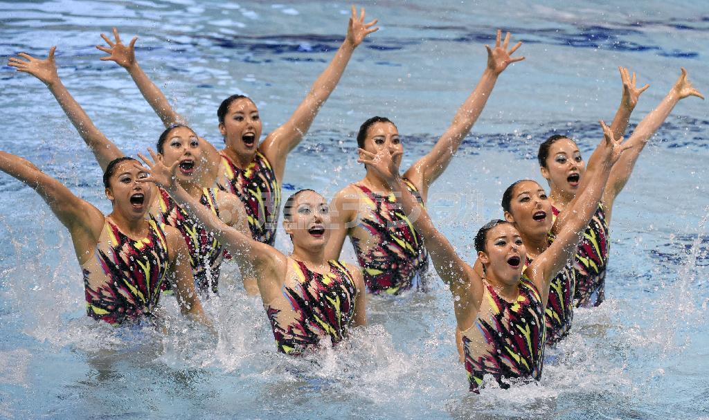 チーム・フリールーティン決勝で優勝した日本の演技＝２０１５年５月４日、東京都江東区・東京辰巳国際水泳場（共同）
