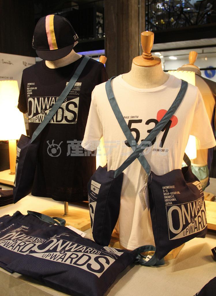 デニムを意識したネービーの色合いの自転車用ショルダーバッグ「サイクリングミュゼットバッグ」（６４８０円）＝２０１５年４月１０日、広島県尾道市（田中幸美撮影）