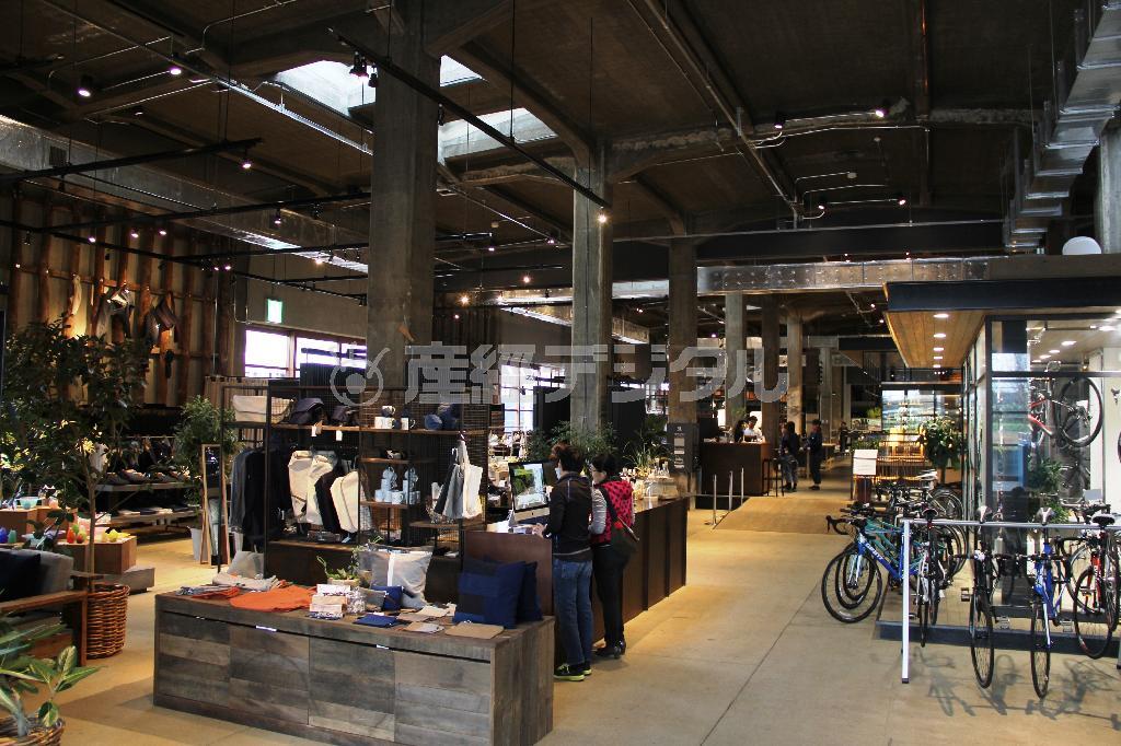 ホテルやレストランだけでなく世界最大の自転車メーカー「ＧＩＡＮＴ」の店舗や瀬戸内の物産コーナーなどが併設された自転車複合施設「ＯＮＯＭＩＣＨＩ＿Ｕ２」の内部＝２０１５年４月１０日、広島県尾道市（田中幸美撮影）