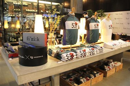 英国のファッションブランド「ＰＡＵＬ＿ＳＭＩＴＨ」と尾道の自転車複合施設「ＯＮＯＭＩＣＨＩ＿Ｕ２」のコラボレーションによって生まれた製品がおしゃれなディスプレイで並べられた＝２０１５年４月１０日、広島県尾道市の「ＯＮＯＭＩＣＨＩ＿Ｕ２」（田中幸美撮影）