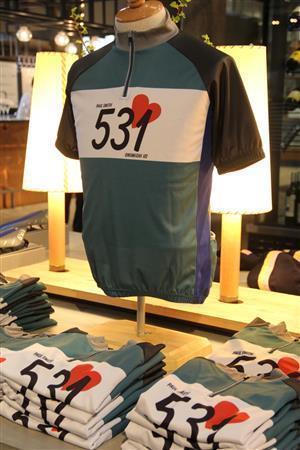 コラボレーション製品のメーンとなるサイクルジャージは、海やしまなみ海道のブルーをイメージしたカラーリングが特徴（Ｓ、Ｍ、Ｌ、いずれも１万７２８０円）＝２０１５年４月１０日、広島県尾道市（田中幸美撮影）