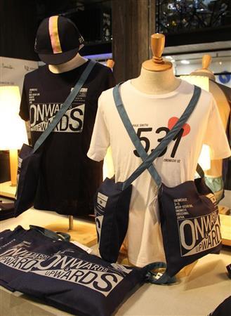 デニムを意識したネービーの色合いの自転車用ショルダーバッグ「サイクリングミュゼットバッグ」（６４８０円）＝２０１５年４月１０日、広島県尾道市（田中幸美撮影）