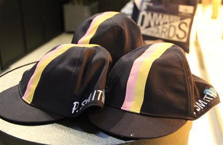 デニムを思わせる深みのあるネービーカラーのサイクルキャップ。しなまみサイクリングロードの黄色い中央線をイメージしたイエローと壁面に使われていたピンクを施したという。フリーサイズ（７５６０円）＝２０１５年４月１０日、広島県尾道市（田中幸美撮影）