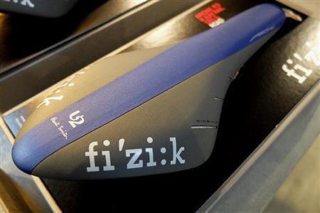 Ｐａｕｌ＿ＳｍｉｔｈとＯＮＯＭＩＣＨＩ＿Ｕ２、サドルメーカーのフィジークの３者のコラボレーションとなるサドル（２万９１６０円）＝２０１５年４月１０日、広島県尾道市（田中幸美撮影）