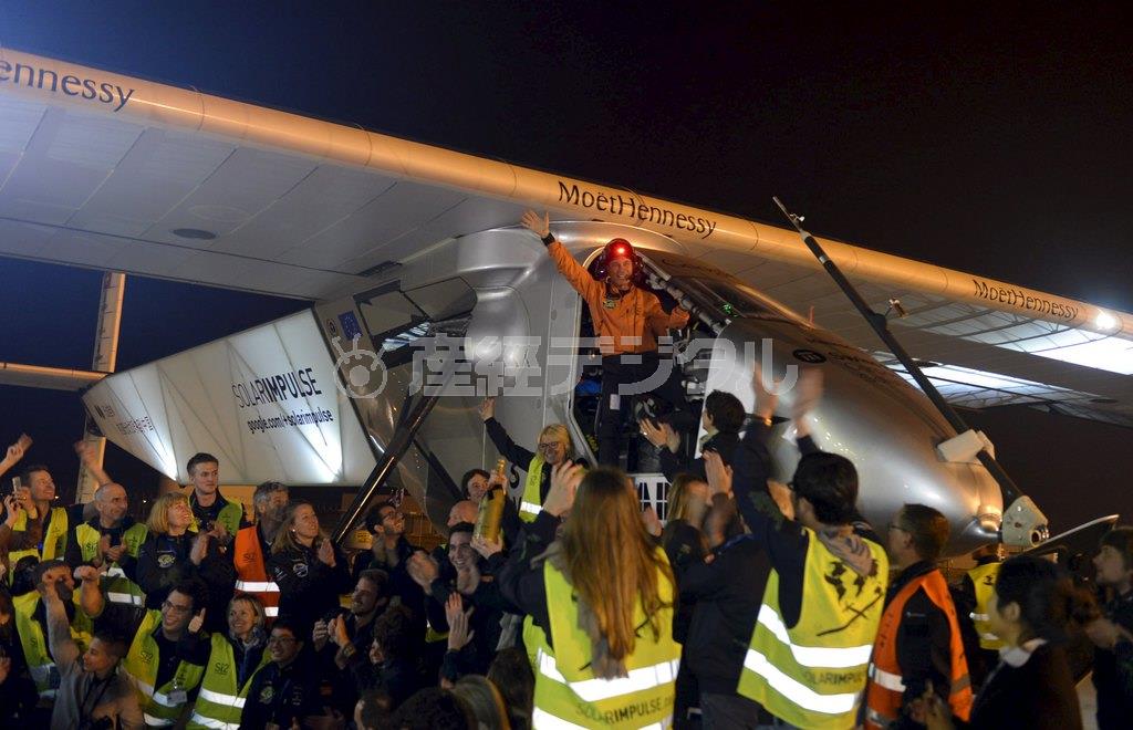太陽エネルギーで世界一周に挑むプロペラ飛行機「ソーラー・インパルス２」＝２０１５年４月２２日、中国・江蘇省南京市（ロイター）