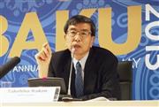 記者会見するアジア開発銀行の中尾武彦総裁＝２０１５年５月５日、アゼルバイジャン・首都バクー（共同）