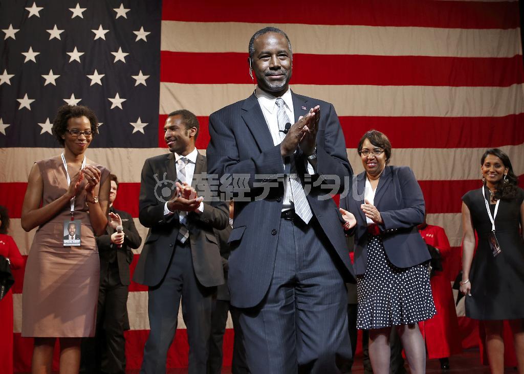 次期米大統領選で、支持者らを前に共和党からの出馬を宣言した元神経外科医のベン・カーソン氏（中央）＝２０１５年５月４日、米ミシガン州デトロイト（ＡＰ）