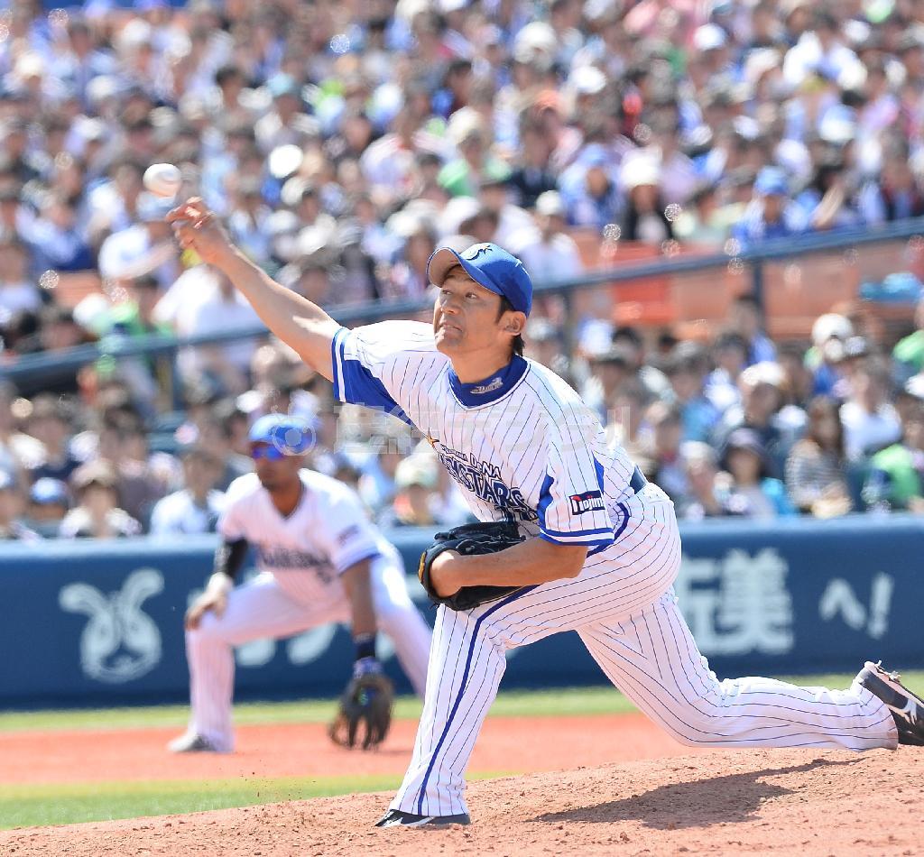 力投するＤｅＮＡ先発・三浦大輔＝２０１５年５月５日、神奈川県横浜市中区・横浜スタジアム（斎藤浩一撮影）