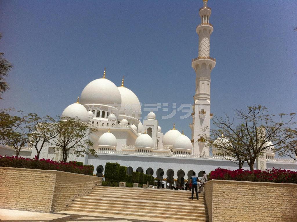 世界一美しいといわれる首都アブダビのモスク。大きさも圧巻でした！＝アラブ首長国連邦（クレモンティーヌさん提供）