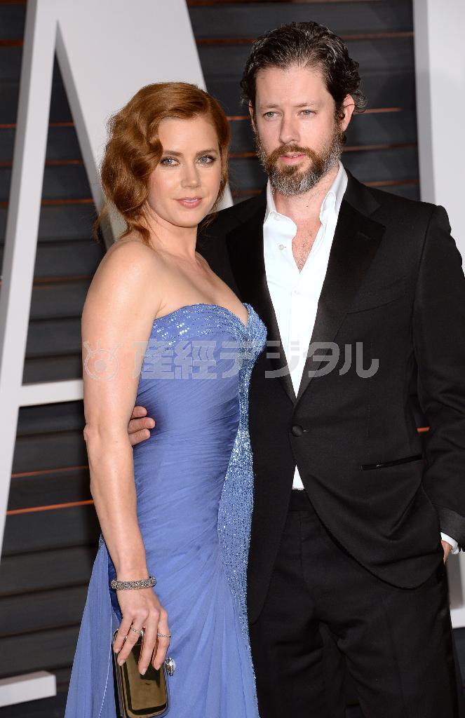 米女優、エイミー・アダムスさん（左）と婚約者で俳優のダレン・レガロさん＝２０１５年２月２３日、米カリフォルニア州ビバリーヒルズ（ＡＰ）