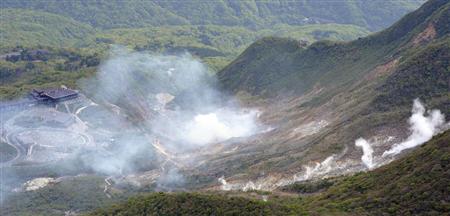 水蒸気爆発による小規模な噴火が発生する恐れがあるとして警戒が続く箱根山の大涌谷＝７日午前８時１０分、神奈川県箱根町