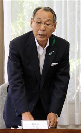 箱根温泉旅館協同組合との会合で、あいさつする神奈川県箱根町の山口昇士町長＝７日午前、同町役場