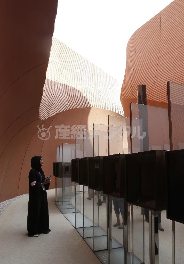 イタリア・ミラノ万博の「アラブ首長国連邦館」を散策する女性＝２０１５年５月４日、イタリア・ロンバルディア州ミラノ（ＡＰ）