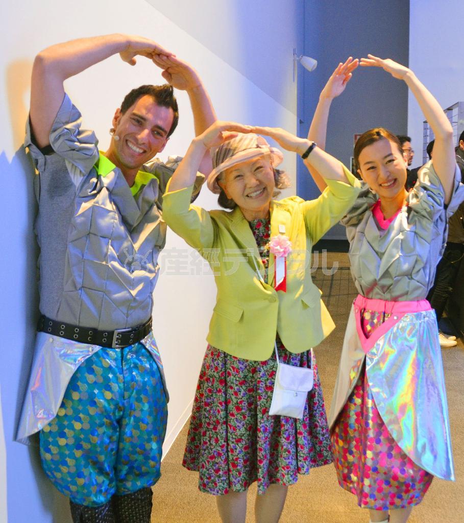 ミラノ万博の「日本館」で、パフォーマーと並んでポーズを取る「万博おばあさん」の山田外美代（とみよ）さん（中央）＝２０１５年５月１日、イタリア・ロンバルディア州ミラノ（ＡＰ）