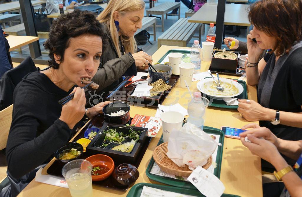 「日本館」のレストランで、和牛を頬張る女性客＝２０１５年５月１日、イタリア・ロンバルディア州ミラノ（共同）
