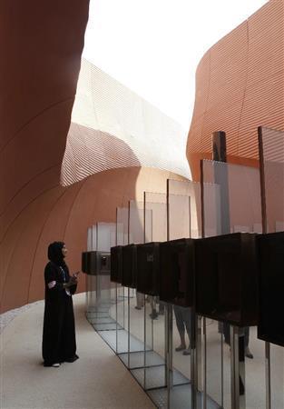 イタリア・ミラノ万博の「アラブ首長国連邦館」を散策する女性＝２０１５年５月４日、イタリア・ロンバルディア州ミラノ（ＡＰ）