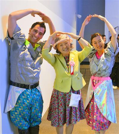 ミラノ万博の「日本館」で、パフォーマーと並んでポーズを取る「万博おばあさん」の山田外美代（とみよ）さん（中央）＝２０１５年５月１日、イタリア・ロンバルディア州ミラノ（ＡＰ）