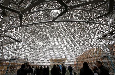 幾何学模様を織りなす天井が印象的なイギリス館＝２０１５年５月１日、イタリア・ロンバルディア州ミラノ（ロイター）