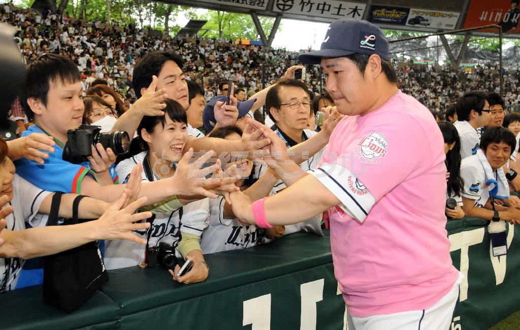 大活躍した試合後、ファンと喜び合う中村剛也＝２０１５年５月６日、埼玉県所沢市・西武プリンスドーム（高橋朋彦撮影）