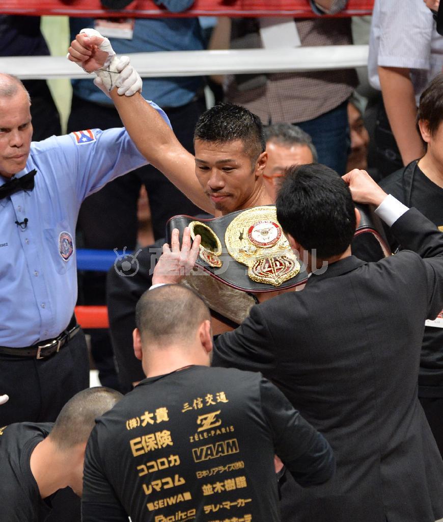ジョムトーン・チューワッタナ（タイ）に勝利し１０度目の防衛を果たした内山高志（中央）＝２０１５年５月６日、東京都大田区・大田区総合体育館（納冨康撮影）