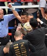ジョムトーン・チューワッタナ（タイ）に勝利し１０度目の防衛を果たした内山高志（中央）＝２０１５年５月６日、東京都大田区・大田区総合体育館（納冨康撮影）
