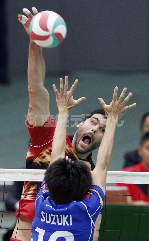 第１セット、スパイクを決めるサントリーのエバンドロ・グエッラ＝２０１５年５月６日、大阪市港区・大阪市中央体育館（共同）