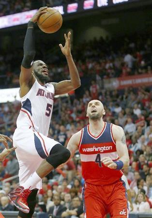 ウィザーズ戦でシュートするホークスのデマーレ・キャロル（左）＝２０１５年５月５日、米ジョージア州アトランタ（ＡＰ＝共同）