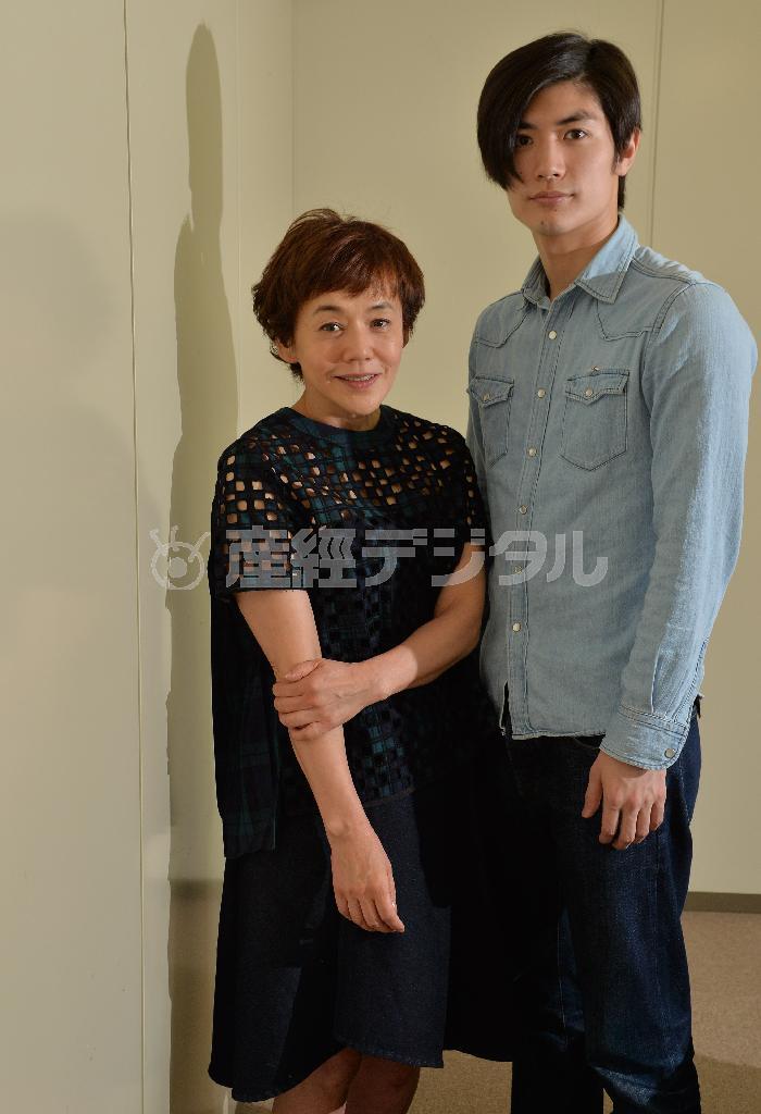 「三浦くんには舞台もっとやってほしいな」「声が掛かるのであればやりたい」とほほえみ合う大竹しのぶさん（左）と三浦春馬（はるま）さん＝２０１５年４月２３日、東京都渋谷区（三尾郁恵撮影）