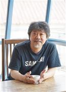 台所に立つのはごく自然なことという、漫画家のきくち正太（しょうた）さん。「男が料理をすると、『男の料理』やら『～男子』なんて特殊な扱いをされるけれど、普通に自分が食べるものを作っているだけだから」＝２０１５年４月２８日（塩塚夢撮影）