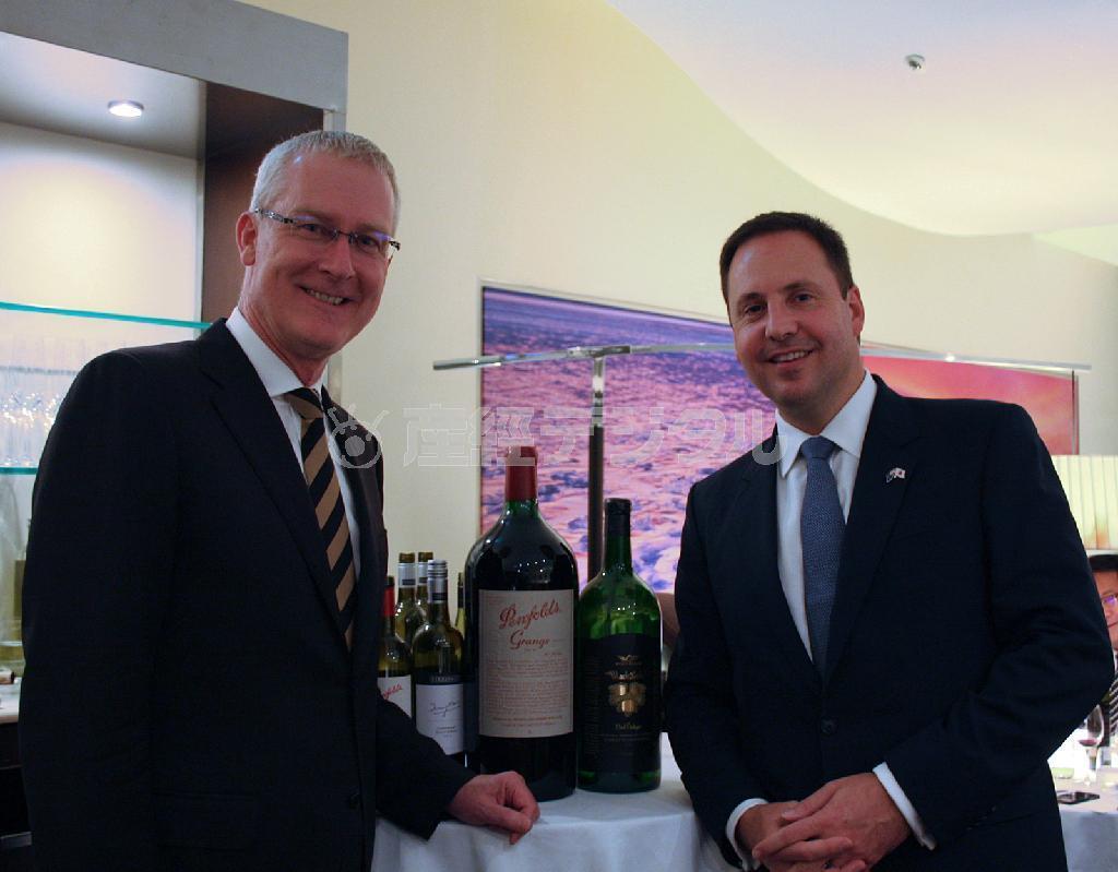 スティーブン・チョーボー外務貿易政務次官（右）とブルース・ミラー駐日オーストラリア大使＝２０１５年４月２１日（青木冨美子さん撮影）