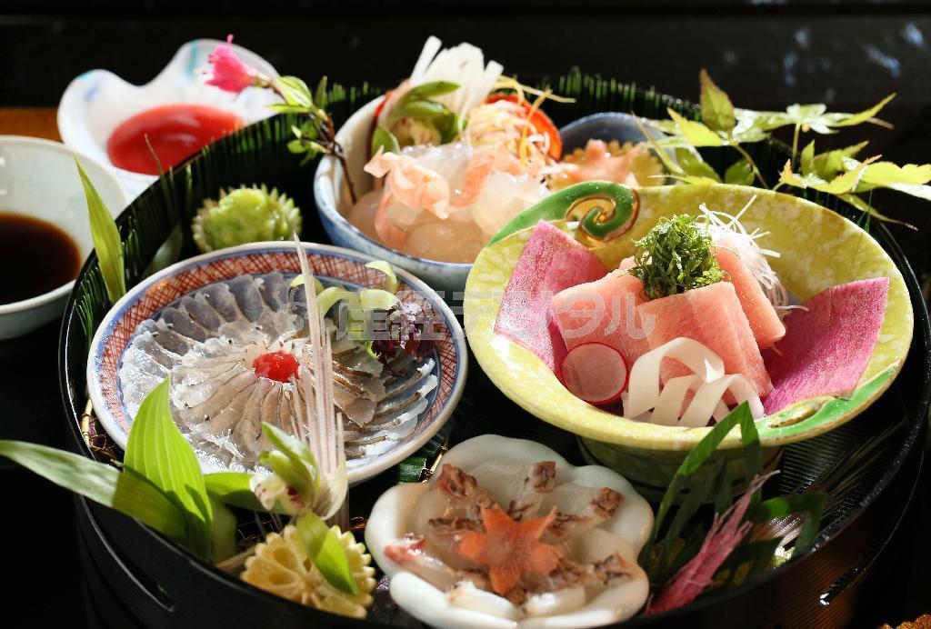 伊勢エビにハモの薄造り…。華やかに飾られた刺し身の盛り合わせにはつい舌鼓！＝２０１５年４月２０日、京都市山科区（志儀駒貴撮影）