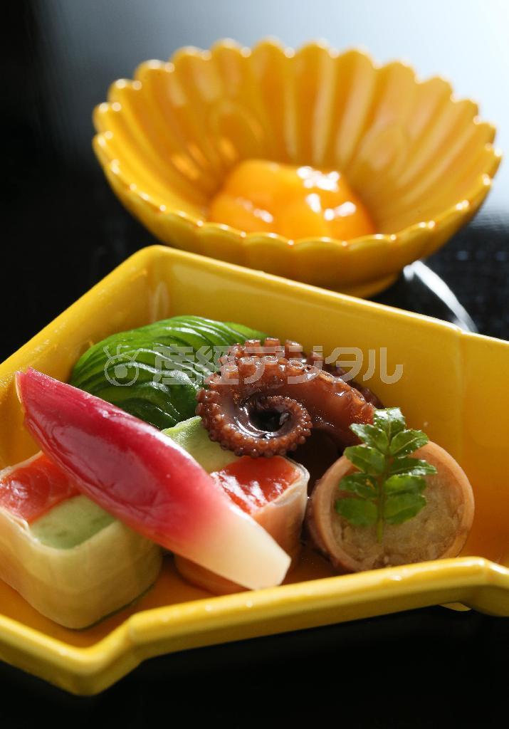 食感にも工夫を凝らした酢の物。口の中をリフレッシュしてくれる＝２０１５年４月２０日、京都市山科区（志儀駒貴撮影）