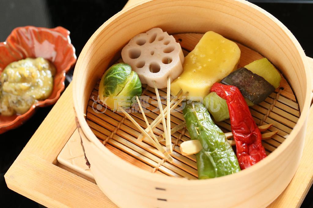 彩り豊かな蒸籠蒸し。フキノトウのみそを塗って味わう＝２０１５年４月２０日、京都市山科区（志儀駒貴撮影）