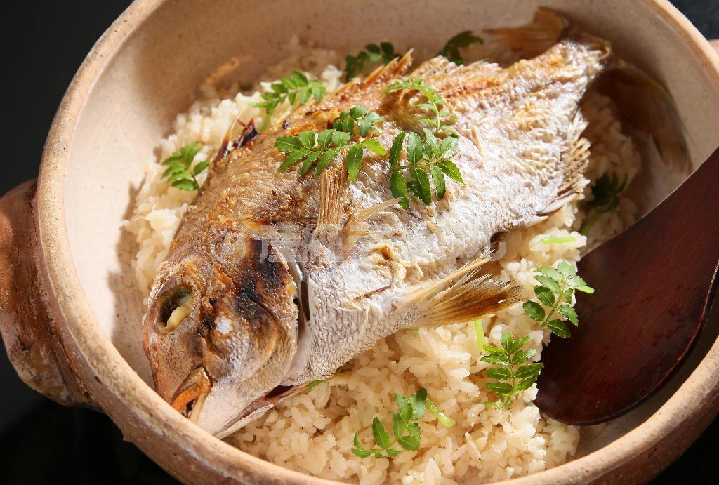 ショウガで風味付けされた鯛飯。コメは魚沼産コシヒカリにこだわる＝２０１５年４月２０日、京都市山科区（志儀駒貴撮影）