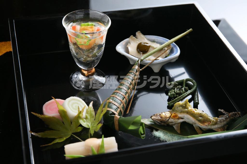 海、山の幸が盛りつけられた前菜は食欲をそそる＝２０１５年４月２０日、京都市山科区（志儀駒貴撮影）