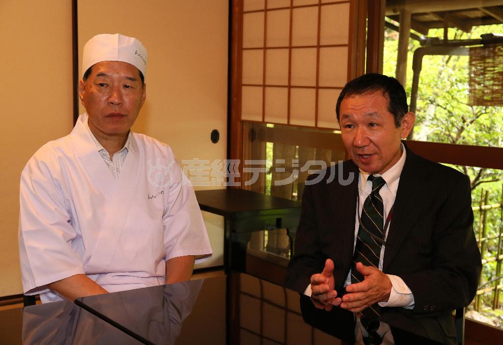 「旬を味わってほしい」と語る三宅信一社長（右）と福田隆夫総料理長＝２０１５年４月２０日、京都市山科区（志儀駒貴撮影）