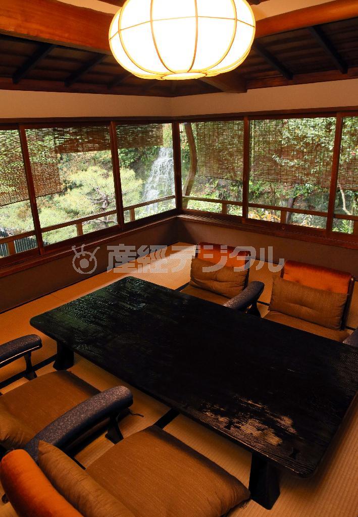 音羽川のせせらぎが清涼感を運ぶ落ち着いた和室＝２０１５年４月２０日、京都市山科区（志儀駒貴撮影）