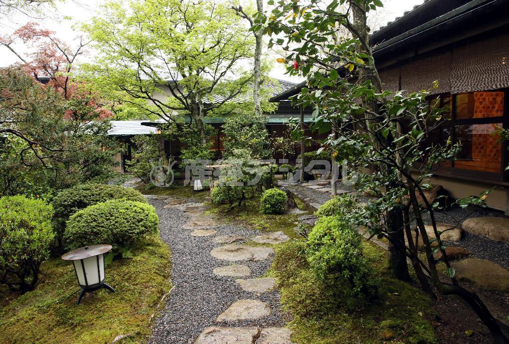 野趣に富む９００坪の日本庭園。初夏には蛍も舞う＝２０１５年４月２０日、京都市山科区（志儀駒貴撮影）