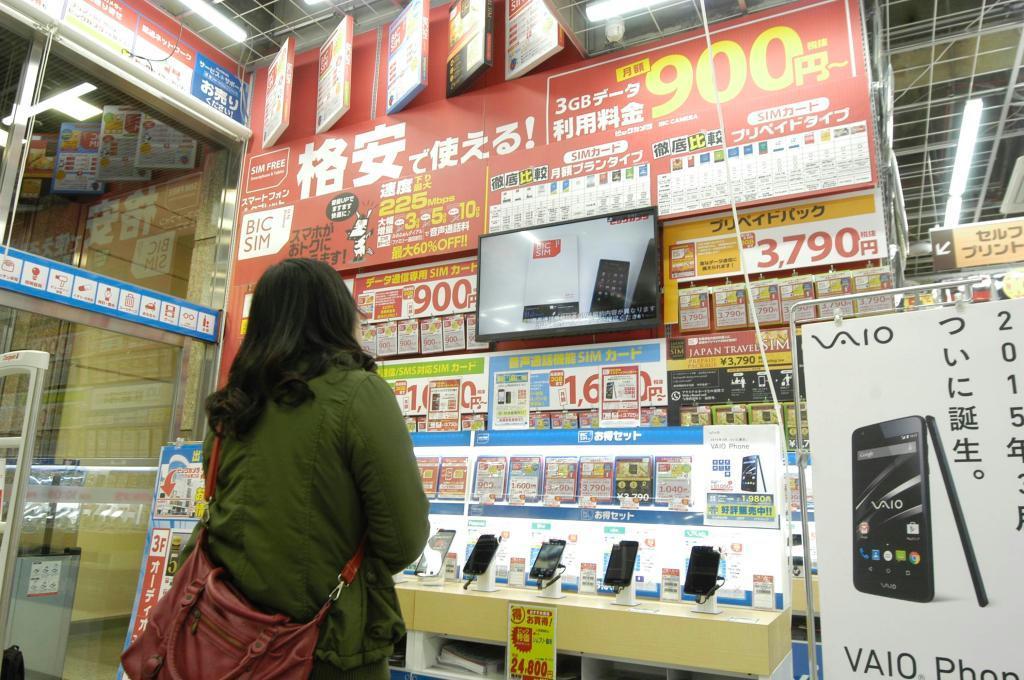 家電量販店のＳＩＭカード売り場。「ロック解除」の義務化で利用者増が見込まれる＝東京都渋谷区のビックカメラ渋谷東口店