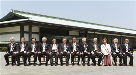 春の叙勲の親授式を終え、記念写真に納まる受章者。（左から）漆間巌氏、高木剛氏、小平忠正氏、岡村正氏、ソマレ氏、保利耕輔氏、石原慎太郎氏、庄山悦彦氏、米倉弘昌氏、ペロシ氏、唐沢祥人氏、斉藤斗志二氏＝８日午前、宮殿・東庭