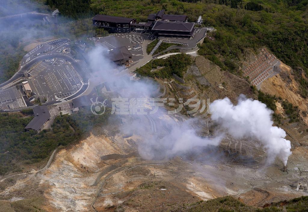 水蒸気爆発による小規模な噴火が発生する恐れがあるとして警戒が続く箱根山の大涌谷（おおわくだに）＝２０１５年５月７日午前８時７分、神奈川県足柄下郡箱根町（共同通信社ヘリから撮影）